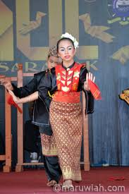 Terbahagi kepada tiga jenis iaitu bidang, kalambi dan bedong. Pakaian Tradisional Etnik Sarawak Maruwiah Ahmat