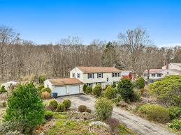 18 Partridge Hollow Rd, Gales Ferry, CT 06335