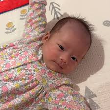 👶🏻 6 weeks old and I’m already missing how tiny she was. I know she’s  still tiny but she was even smaller just a while ago. Love the little “coo”  at the end of the video and also the tummy time effort ...