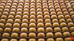 In simple terms, the bank takes the cheese from local parmesan producers in exchange for a cheap loan. Die Parmesan Bank Von Reggio Emilia Das Kraftfuttermischwerk
