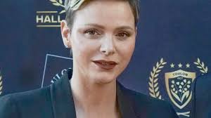 Photo : Et très proche de son mari Albert, qui était assis à côté d'elle.  Le prince Albert II et la princesse Charlène de Monaco lors de la soirée de  vente aux