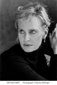 Leena Lumi: KIRJAILIJAESIKUVANI