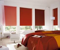 Stor perde modelleri, kullanıcı gereksinimi doğrultusunda pencerelerde tek şekilde kullanılabilecekleri gibi tül altında güneşlik olarak da tercih edilebiliyor. Yatak Odasi Stor Perde Modelleri 2021