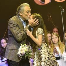 Charlotte ella gottová účinkovala v muzikálech mata hari a antoinetta. Charlotte Gottova Po Smrti Sveho Taty Zverejnila Nove Fotky Uz Ji Bude Patnact Let Expres Cz