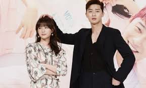 I always wanted to watch his new series / movie every even tho i dont know who's ur girlfriend (or maybe u dont have :>) i really hope u'll fine someone u love and love u back forever. Park Seo Joon On Kim Ji Won S Descendants Of The Sun Character I Can T Forget The Scene When She Kissed Jin Goo In The Army Dining Hall