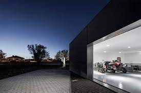 Yuk intip koleksi mobil mewah dan motor sport miliknya! Untuk Penggemar Mobil Inilah 8 Desain Garasi Keren Untuk Anda