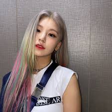 Pin Di Kpopper Otaku Su Hwang Ye Ji Yeji Nel 2021 Slm