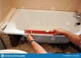Der preis für die neue badewanne (je nach modell und ausführung), die kosten für den erstmaligen einbau einer badewanne samt der verlegung sämtlicher anschlüsse für die wasserzufuhr und den. Uberprufung Der Deckschicht Mit Einem Ebenenwerkzeug Durch Die Installation Einer Neuen Badewanne Stockbild Bild Von Architektur Hand 167684933