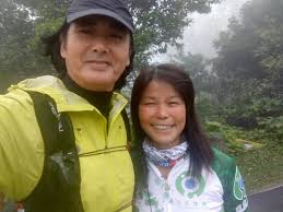 A los diecisiete años abandonó la escuela para convertirse en actor, y se inscribió en un programa de entrenamiento de actores de una productora de televisión local. Chow Yun Fat Appears In Public For First Time After Accident On Film Set Entertainment News Top Stories The Straits Times