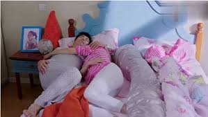 Tại sao các cặp vợ chồng nên ngủ giường riêng sau 50 tuổi? Ở tuổi 60 tôi  mới hiểu 👇👇👇