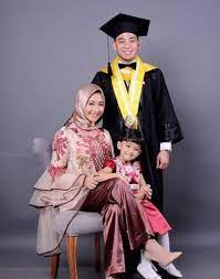 Semoga nantinya ilmu yang engkau dapatkan bermanfaat. Inspirasi Dan 7 Rekomendasi Gaya Pakaian Wanita Untuk Menghadiri Wisuda Pacar 2018