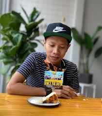 Dua hari lepas, youtuber terkenal syahmi sazli telah memenangi anugerah 'video pendek terbaek' dalam konsert throwbaek 2019 astro. Pertama Kali Buat Kejutan Untuk Isteri Syahmi Sazli Hadiahkan Iphone 12