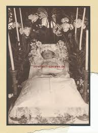 „das mädchen namens rosalia lombardo ist 1920 verstorben. Postmortem Fotografie Seite 98 Allmystery