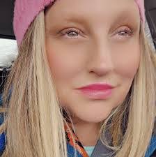 Shauna Hill's Instagram, Twitter & Facebook