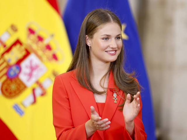 La princesa Leonor, pillada de vacaciones en Málaga con amigos:  chiringuito, pescado a la brasa y desconexión