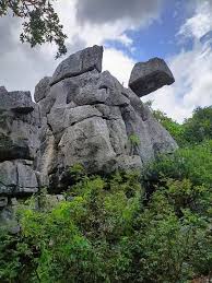 Floating stone. : r/GlitchInTheMatrix