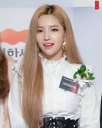 Soojin in this outfit is too powerful. Ceo Soyeon On Twitter Rt For Cherry Soojin Like For Dark Hair Soojin