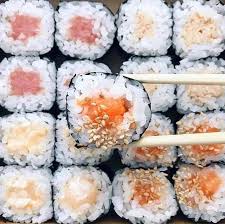 Quels Sont Vos Rolls Preferes Cotesushi Nikkeiisthenewfood Cote Sushi Sushi Alimentation