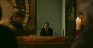 Sin señas particulares parte de una perspectiva pesimista o casi fatalista hasta el punto de que valadez la definió como una película desesperanzada. Sin Senas Particulares