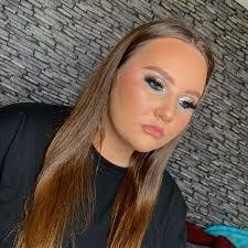 Leah Dickson's Instagram, Twitter & Facebook