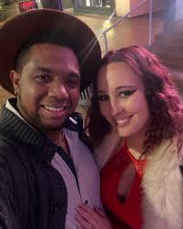 Do you ever have days where you just feel fabulously lazy? Where your inner  cat comes out and you just stretch out into various poses of comfort. 📸  @b.ellethompson #modellife #poses #lounging #