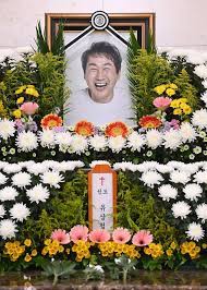 유상철 전 인천 유나이티드 감독의 갑작스런 별세 소식에 유 감독을 '첫 스승'이라 불렀던 이강인(20·발렌시아)도 안타까운 마음을 담은 추모의. ì œìž ì´ê°•ì¸ì´ ìŠ¤ìŠ¹ ìœ ìƒì² ì—ê²Œ í–ˆë˜ ë¶€íƒì€ ì•„ì£¼ê²½ì œ