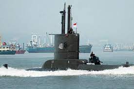 Di antaranya, pelurus tabung torpedo, pipa pendingin, botol berwarna oranye yang berfungsi untuk pelumasan naik turun kapal selam, alas yang dipakai abk, serta spons. 4uraezmnbou Nm