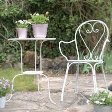 Sommerlicher Hingucker Gartenstecker Blumenampel Aus Beton In 2020 Dekoideenreich Hangender Garten Garnrollenhalter