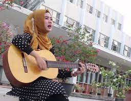 Lagu ini menceritakan tentang pria kesepian yang rindu dengan perempuan bernama ayu. Lirik Lagu Bukan Untukku By Rachmi Ayu Pergilah Saja Kau Dari Hidupku Sonora Id