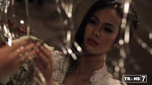 Check spelling or type a new query. Trans7 On Twitter Misteri Cermin Retak Yg Menghantui Sepasang Pengantin Baru Theatermalam Cermin Retak Pkl 00 15 Wib