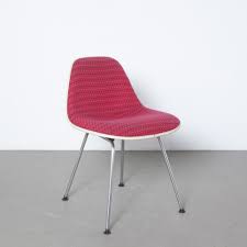 Mit dem eames plastic side chair startete die erste serienproduktion schalenartiger stühle ohne armlehne aus glasfaserverstärktem polyester. Msx Stuhl Eames Herman Miller Rot Neef Louis Design Amsterdam