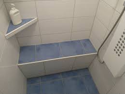 Lassen sie einen klappsitz an die wand montieren oder stellen sie einen hocker in die kabine, der wasser verträgt. Fliesen Langer Duschsitze