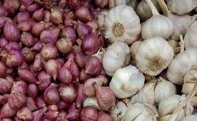 Kartoffeln mit schale im gesalzenen wasser gar kochen. Zwiebeln Und Knoblauch Richtig Aufbewahren So Klappt S Kuchenfinder