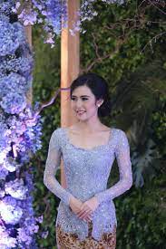Floral maxi dress dengan desain off shoulder dan wrap skirt ini bisa untuk inspirasi baju tunangan yang cukup kasual. Acara Lamaran Bertema Icy Blue The Bride Dept Pengantin Wanita Gaun Pengantin Sederhana Kebaya Bali
