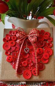 Nahen Oder Kleben Sie Ein Paar Kleine Rote Knopfe Um Ein Herz Auf Einer Leinwand Zu Formen Diy Valentines Decorations Valentine Crafts Valentine Day Crafts