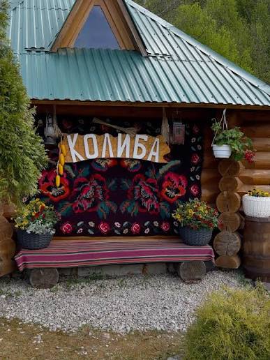 Друзі, запрошуємо вас до нашої колиби 🤍 Смачна їжа, приємна атмосфера і природа навколо — усе, щоб добре відпочити🍽️🏔️🌿 Чекаємо вас щодня з 14.00 до 23.00 за к.ч