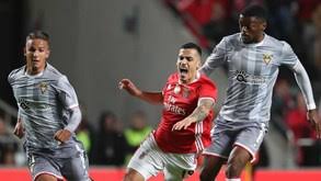 Benfica e sporting disputam jogador; Os Jogadores Do Benfica Um A Um Chiquinho Foi O Mestre Das Operacoes Benfica Jornal Record