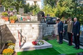 Áder jános köztársasági elnök (j) és rumen radev bolgár elnök, valamint herczegh anita, áder saját családja mellett mindig is érzékeny lélekkel fordult a rászoruló emberek felé anita asszony. Erdely Ma Ader Janos Az Osztrak Magyar Monarchia Volt Katonai Temetojeben Koszoruzott Montenegroban