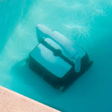 Chacun d'eux présente des caractéristiques spécifiques leur permettant de répondre à un usage précis. Quel Robot Choisir Pour Nettoyer Sa Piscine Le Blog De Mon Magasin General