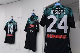 Fuori dalla champions all'ultima giornata della scorsa annata, il napoli di de laurentiis ha cambiato allenatore per provare a rilanciarsi. Autoproduzione Delle Maglie Da Gioco Il Club Studia Questa Novita Dal
