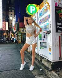 Goalkeeper loris karius, who once played in beşiktaş, continues to stand out with his love life. Who Is Pamela Reif Dating Pamela Reif Boyfriend Husband