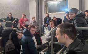 Несколько раз сообщалось, что автозаки с арестованными. Kak Vyglyadit Specpriemnik V Saharovo Kuda Pomeshayut Lyudej Arestovannyh Na Protestnyh Akciyah Vy Dolzhny Uvidet Eti Fotografii Meduza