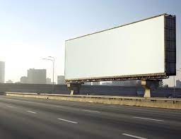 Outdoor em branco para cartaz de publicidade ao ar livre ou outdoor em  branco durante a noite para a luz da rua de propaganda | Foto Premium