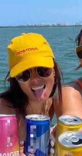 Peso Pluma está con Anitta en Miami🥵☀️ El licenciado Peso Pluma abrió por  “accidente” un live en su cuenta de Instagram pero lo cerró inmediatamente,  aunque el live duró pocos segundos pudimos