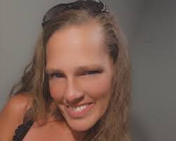 Julie Mellott's Instagram, Twitter & Facebook