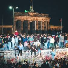 Die 3,6 meter hohe und 155 kilometer lange mauer wurde am 13. Durch Die Friedliche Revolution Der Menschen In Der Ehemaligen Ddr Fiel Heute Vor 28 Jahren Die Berliner Mauer Der Mau Berliner Mauer Der Mauerfall Revolution