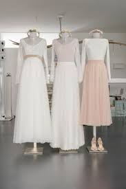 Schlichte Brautbodys Und Spitzen Tops Mit Dazu Passenden Braut Rocken Braut Kleid Hochzeit Brautkleid