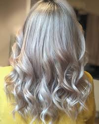 Non è vero che i capelli grigi invecchiano, tutt'altro! Biondo Platino Immagina Parrucchieri