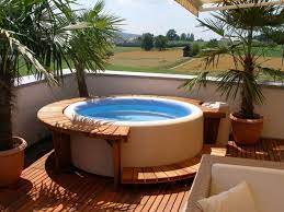 Aufblasbarer whirlpool im pool ratgeber, sowie vergleiche mit umrandung und salzwasser, damit sie den richtigen aufblasbaren whirlpool kaufen können. Den Whirlpool Im Garten Einbauen 30 Ideen Den Patio Zu Gestalten Whirlpool Hinterhof Whirlpool Deck Whirlpool Garten