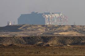 A cargo ship has gotten stuck in the suez canal in egypt, blocking out all traffic. Bzoouttmt3fpum